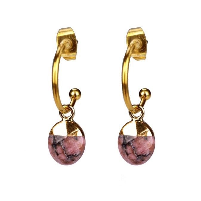 Vooraanzicht van edelstenen oorbellen met rhodoniet en goud edelstaal, oorringen met edelstenen hangertje | Golden Hope 15 mm Rhodonite