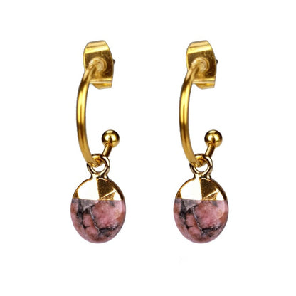 Vooraanzicht van edelstenen oorbellen met rhodoniet en goud edelstaal, oorringen met edelstenen hangertje | Golden Hope 15 mm Rhodonite
