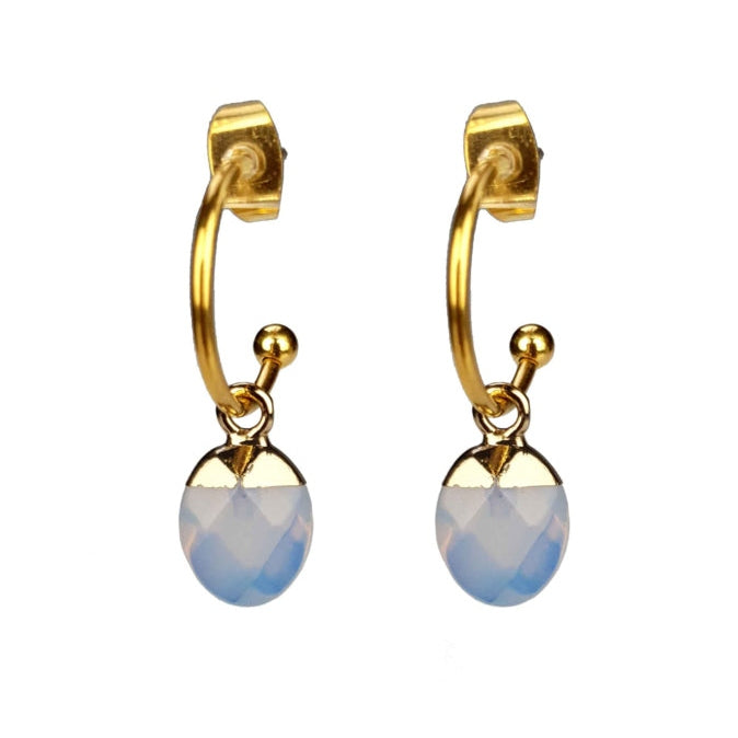 Blauwe opaal oorbellen met goud edelstaal, edelstenen oorringen met hanger, vooraanzicht | Golden Hope 15 mm Sea Opal