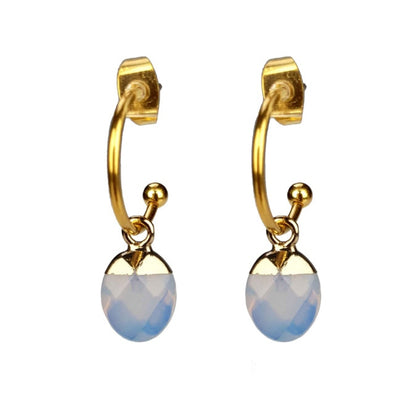 Blauwe opaal oorbellen met goud edelstaal, edelstenen oorringen met hanger, vooraanzicht | Golden Hope 15 mm Sea Opal