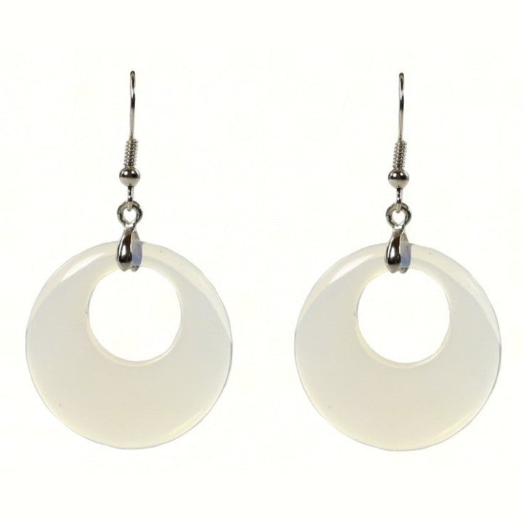 Licht blauwe edelstenen oorbellen met opaal in donut vorm en sterling zilver (925) op lichte achtergrond | Sea Opal Donut