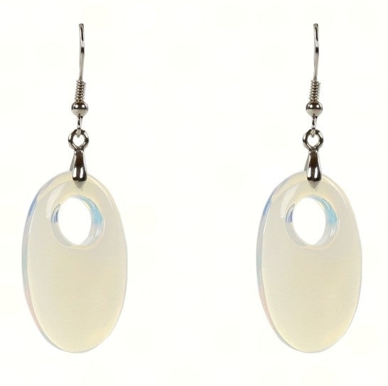 Licht blauwe edelstenen oorbellen met ovale opaal en sterling zilver (925) met lichte achtergrond | Sea Opal Oval