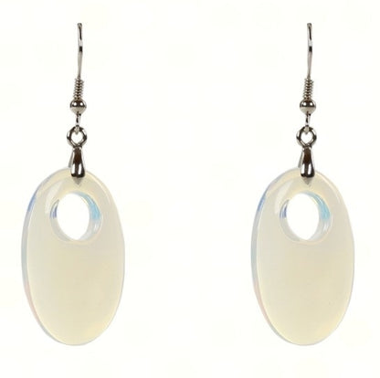 Licht blauwe edelstenen oorbellen met ovale opaal en sterling zilver (925) met lichte achtergrond | Sea Opal Oval