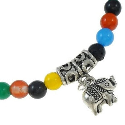 Detail van edelstenen armband met verschillende kleuren agaat en zilver antiek bedeltje met olifant, elastisch | Agate Mix Elephant