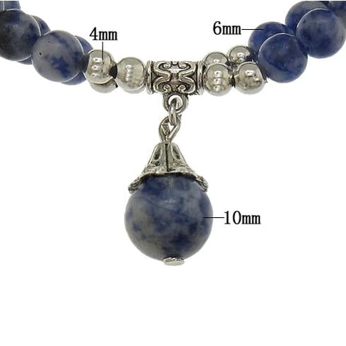 Detail van blauw edelstenen armband met jaspis en bedeltje met maatindicatie | Elastisch | Blue Spot Ball