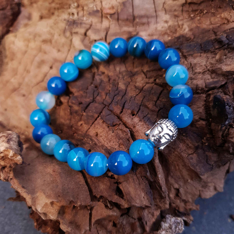 Blauwe edelstenen armband met blauwe lace agaat en zilver kleurige boeddha liggend op stronk | Buddha Blue Lace Agate