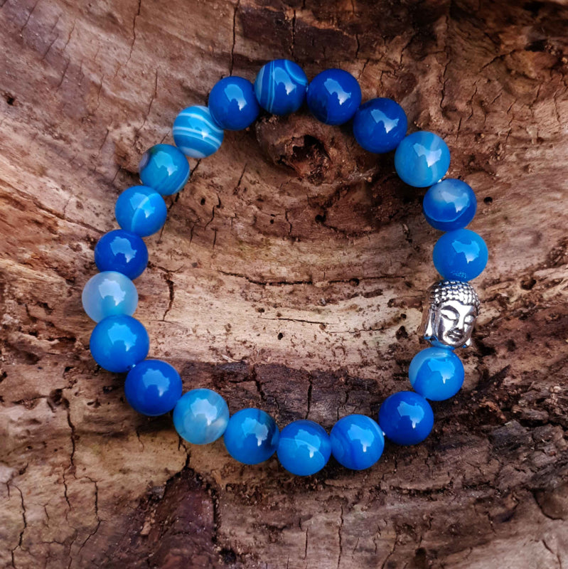 Blauwe edelstenen armband met blauwe lace agaat en zilver kleurige boeddha liggend op schors | Buddha Blue Lace Agate
