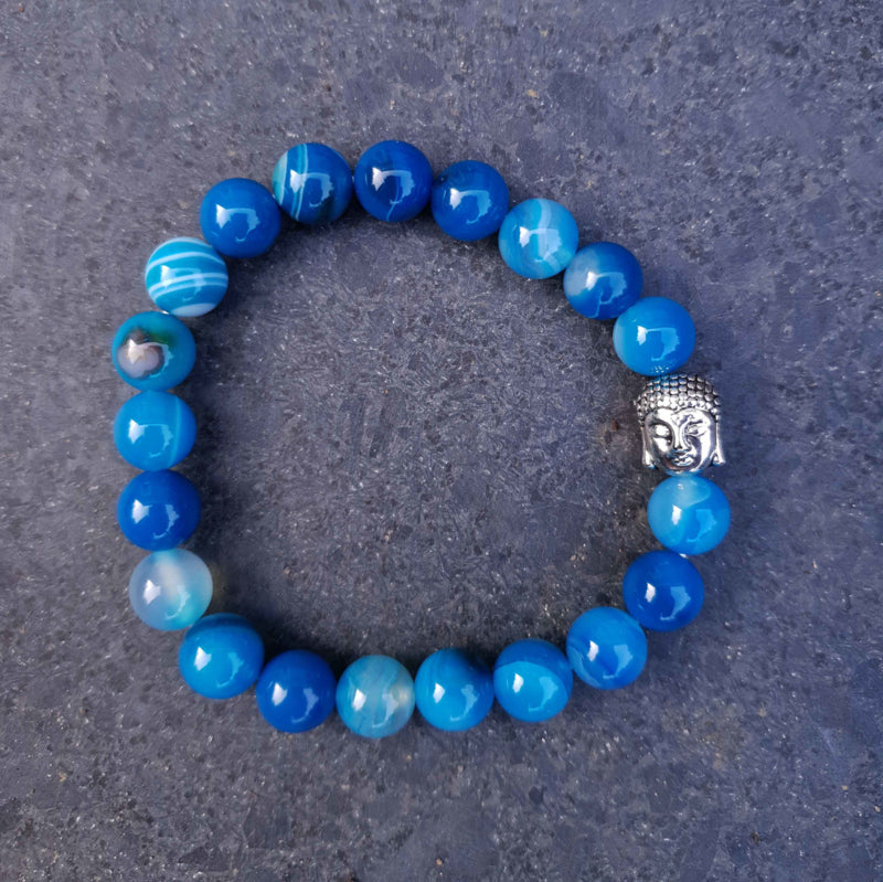 Blauwe edelstenen armband met blauwe lace agaat en zilver kleurige boeddha liggend op leisteen | Buddha Blue Lace Agate