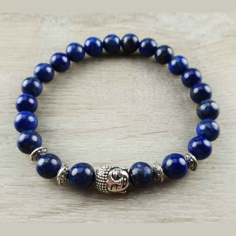 Blauwe edelstenen armband met lapis lazuli en buddha hoofd liggend op hout | Buddha Lapis Lazuli