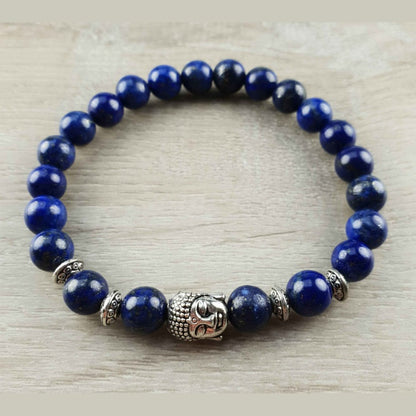 Blauwe edelstenen armband met lapis lazuli en buddha hoofd liggend op hout | Buddha Lapis Lazuli