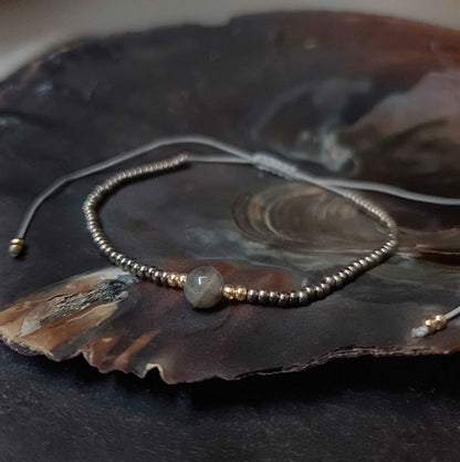 Edelstenen armband met labradoriet liggend in schelp | Labradorite Mini