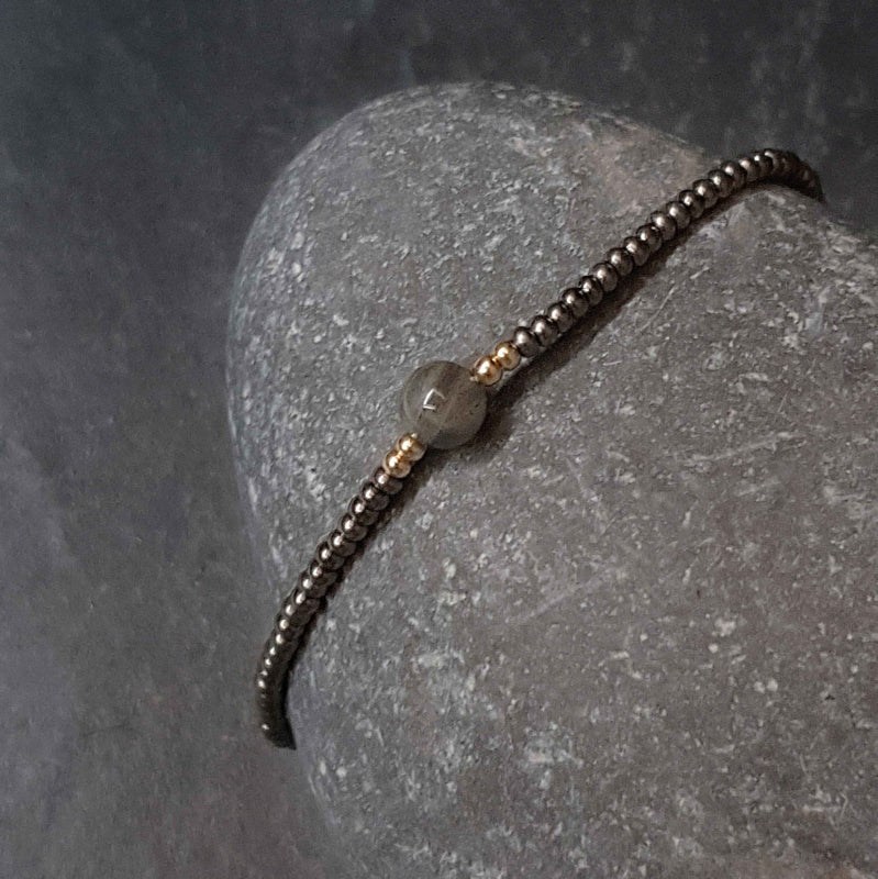 Edelstenen armband met labradoriet liggend op kei | Labradorite Mini