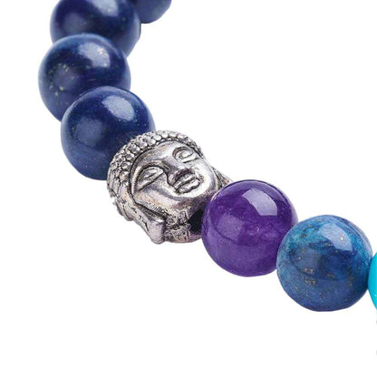 Detail van blauwe edelstenen armband met lapis lazuli, zilveren Boeddha en verschillende soorten en kleuren edelstenen | Elastisch | Lapis Lazuli Silver Buddha Gemstones