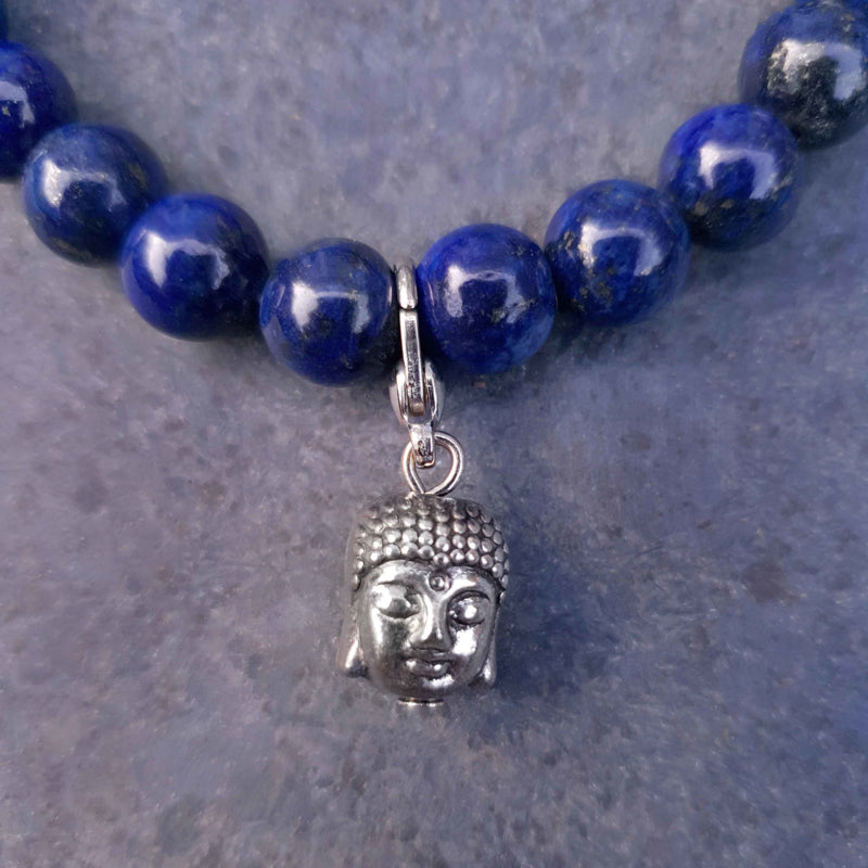 Detail van blauw edelstenen armband met lapis lazuli en boeddha bedeltje | Lapis Lazuli Silver Dangling Buddha Head