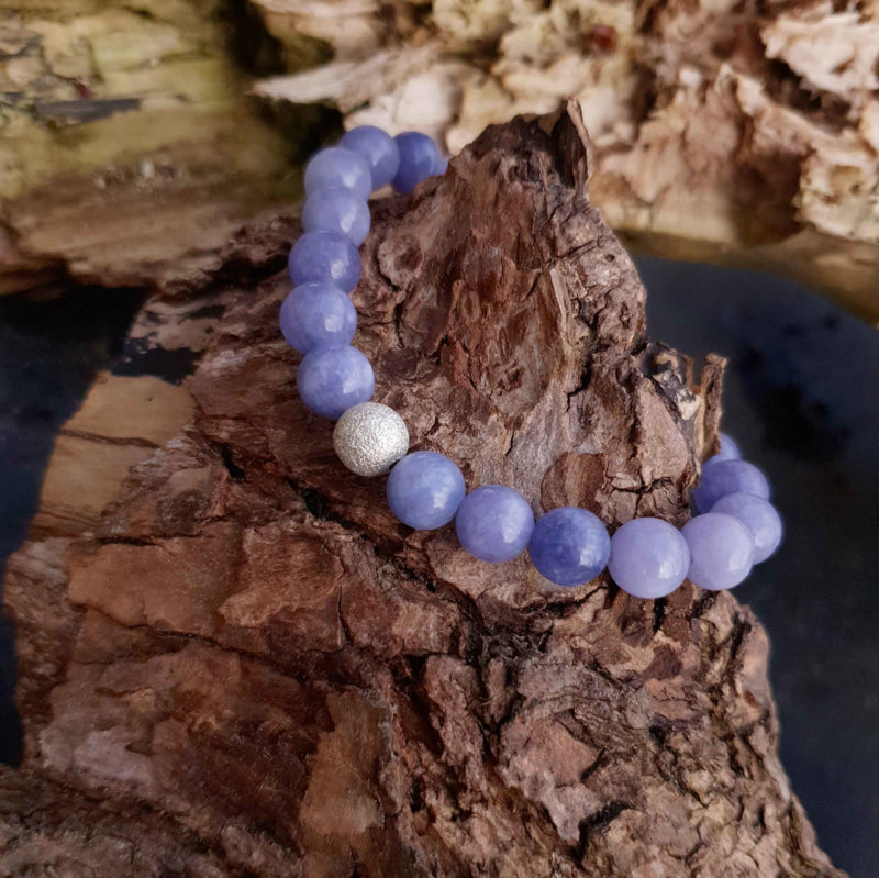 Blauw edelstenen armband met aquamarijn liggend op hout | Elastisch | Silver Ball Aquamarine