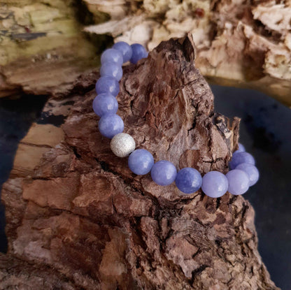 Blauw edelstenen armband met aquamarijn liggend op hout | Elastisch | Silver Ball Aquamarine