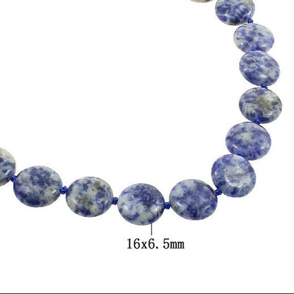 Detail van blauwe handgeknoopte edelstenen ketting met blue spot jaspis stenen met maat indicatie| Blue Spot Coin