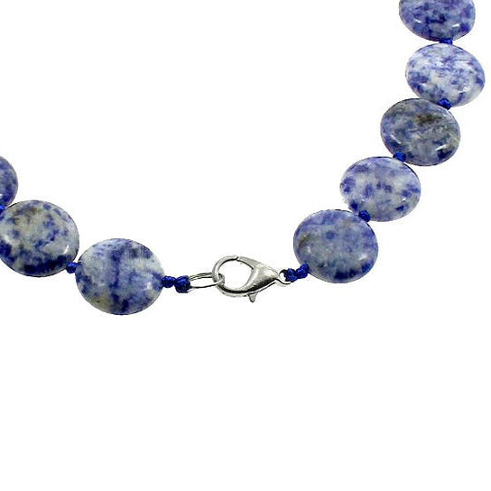 Slotje van blauwe handgeknoopte edelstenen ketting met blue spot jaspis stenen | Blue Spot Coin