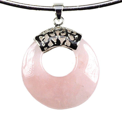 Detail van roze edelstenen ketting met rozenkwarts in vorm van donut | Rosé Quartz Donut