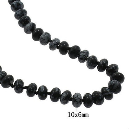 Detail van zwart grijze handgeknoopte edelstenen ketting met obsidiaan sneeuwvlok en sterling zilver (925) met maatindicatie | Snowflake Obsidiaan Rondelle