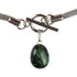 Detail van groen zwarte edelstenen ketting met nebula steen aan hanger en zilver edelstaal | Toggle Chain Nebula