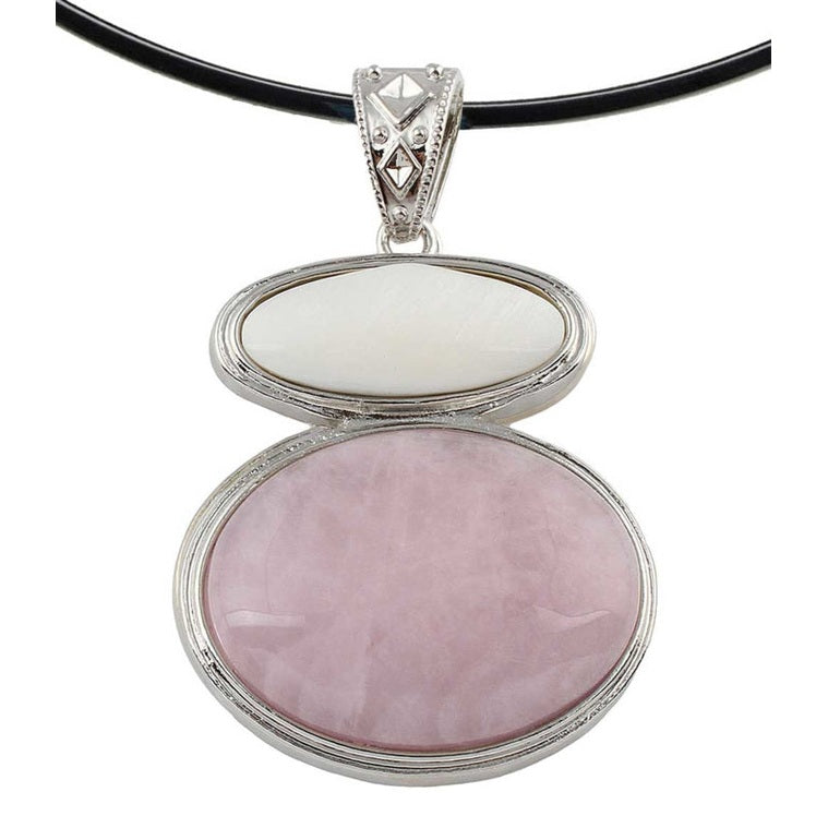 Detail van roze edelstenen ketting met rozenkwarts en wit parelmoeren hanger | Rosé Quartz &amp; White Shell