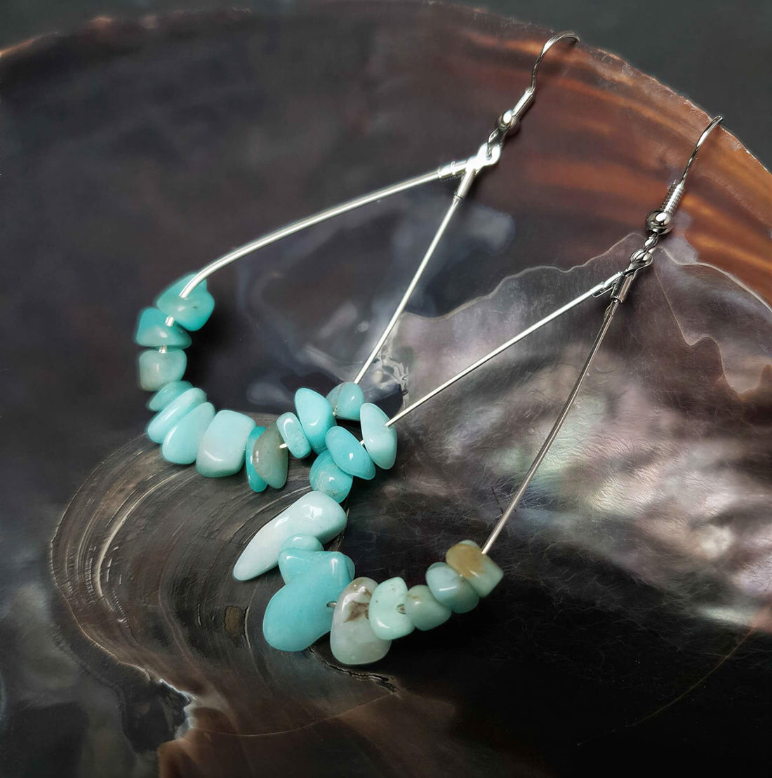 Lange edelstenen oorbellen met groen blauwe amazoniet en sterling zilver (925) liggend in schelp zijaanzicht | Amazonite Chip Teardrop