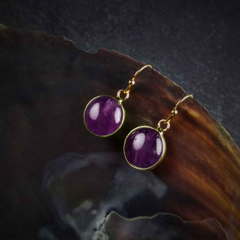 Paarse edelstenen oorbellen met goud edelstaal hangend in schelp | Amethyst Gold Round