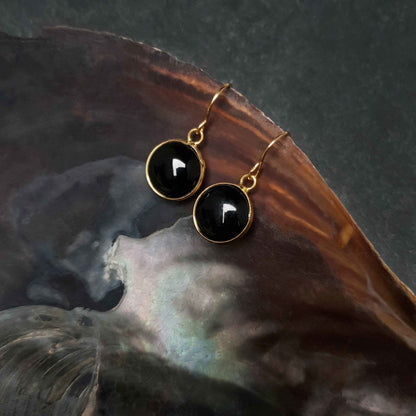 Zwarte edelstenen oorbellen met agaat en goud edelstaal hangend in schelp vooraanzicht | set Black Agate Gold Round