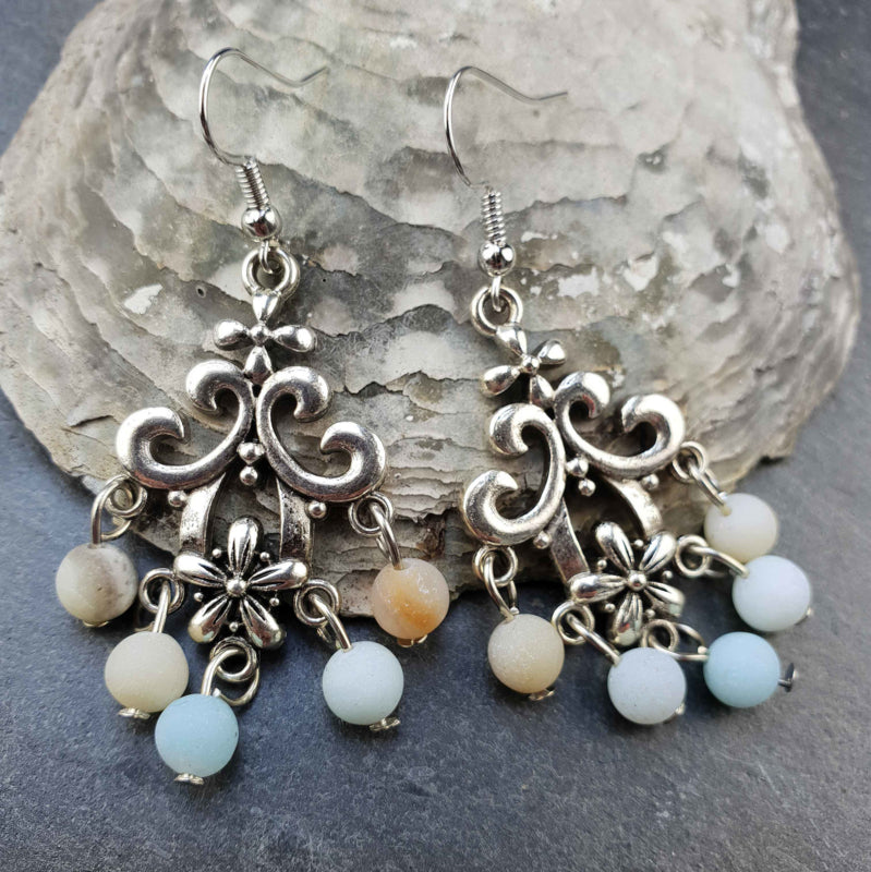 Edelstenen oorbellen met amazoniet en sterling zilver (9925) liggend op grijze schelp| Chandelier Frozen Amazonite
