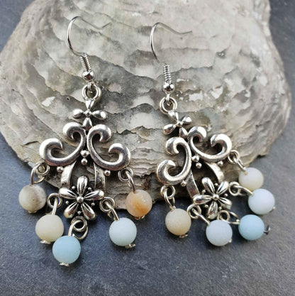 Edelstenen oorbellen met amazoniet en sterling zilver (9925) liggend op grijze schelp| Chandelier Frozen Amazonite