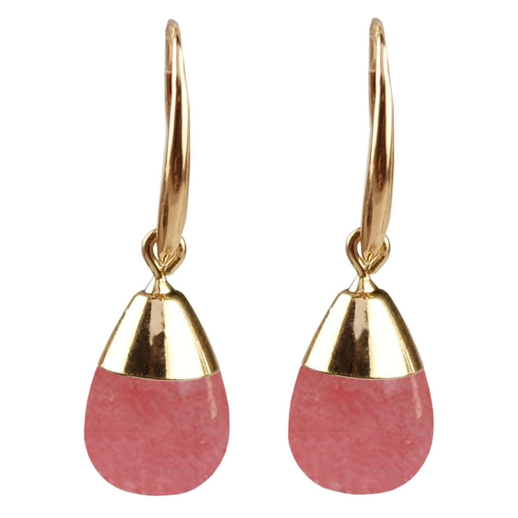 Rode edelstenen oorbellen met kersenkwarts en goud vooraanzicht | Gold Dip Cherry Quartz