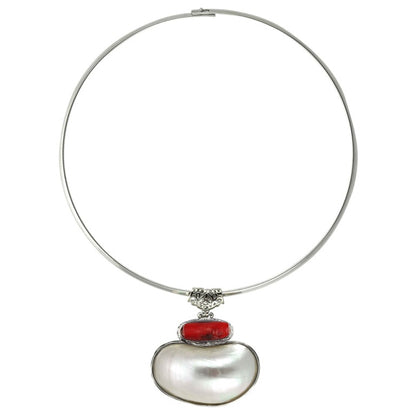 Koralen ketting met wit parelmoeren hanger aan spang