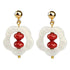 Rood koralen oorbellen met wit parelmoer in bloem vorm en goud edelstaal | Coral Flower