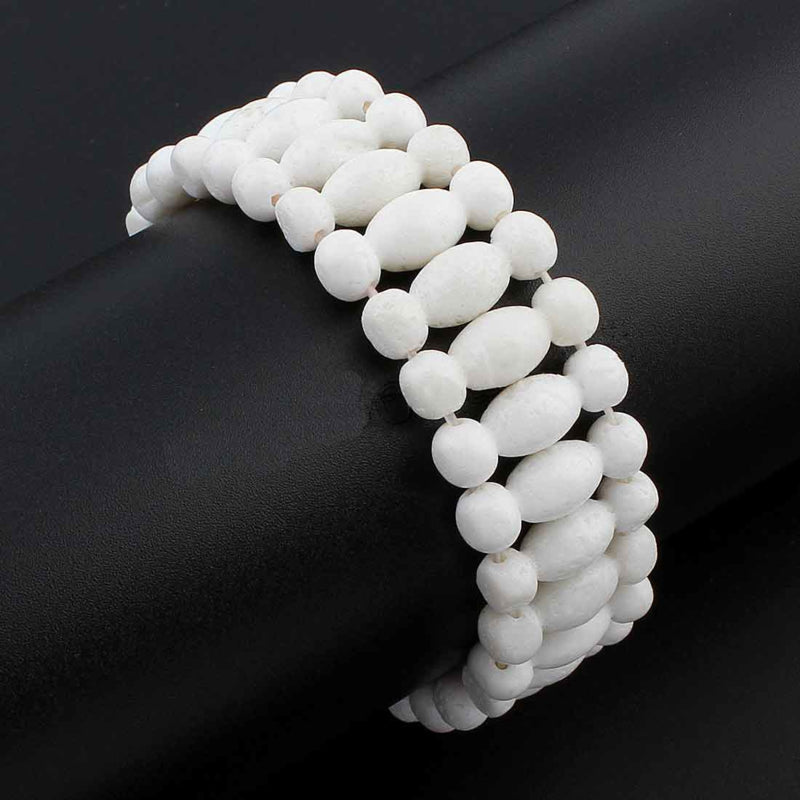 Wit breed koralen armband op display | Elastisch | White Coral