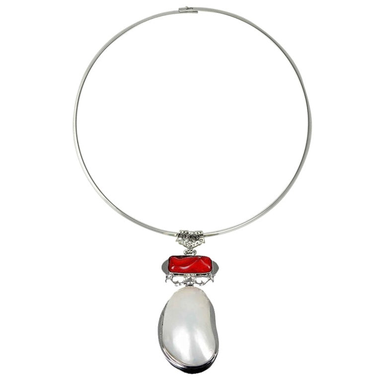 Rood koralen ketting met witte schelp aan spang