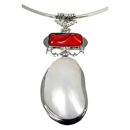 Detail van rood koralen ketting met witte schelp aan spang