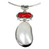 Detail van rood koralen ketting met witte schelp aan spang