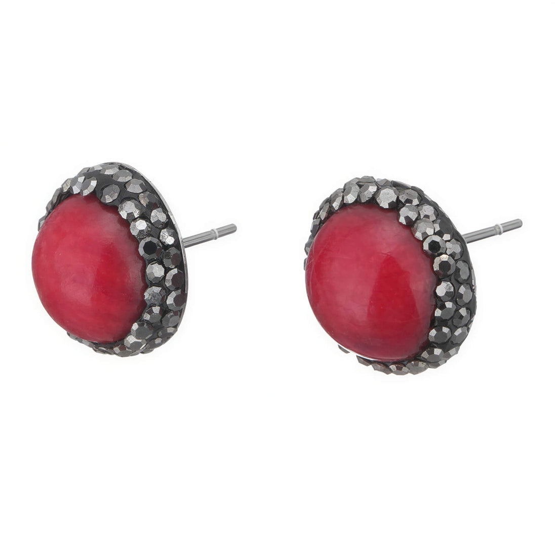 Rood koralen oorbellen met zwarte stras steentjes, oorknopjes met rood koraal en stras steentjes, zijaanzicht | Black Bright Red Coral