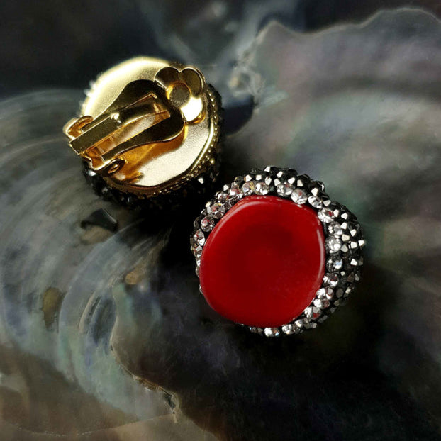 Koralen clips oorbellen met rood koraal en stras steentjes liggend in schelp voor en achteraanzicht | Bright Coral Clips