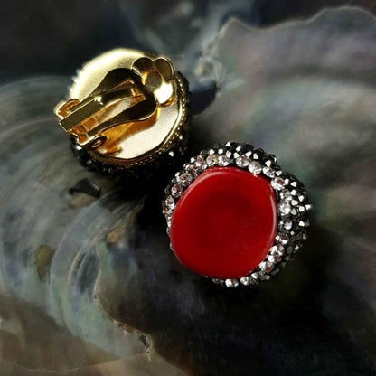 Koralen clips oorbellen met rood koraal en stras steentjes liggend in schelp voor en achteraanzicht | Bright Coral Clips