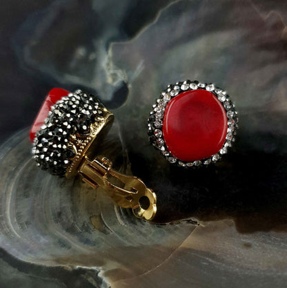 Koralen clips oorbellen met rood koraal en stras steentjes liggend in schelp voor en zijaanzicht | Bright Coral Clips