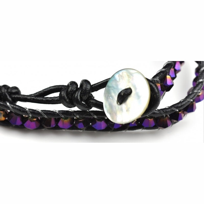 Slotje van kristallen wikkelarmband met paarse glas kristallen, leer en parelmoer | Crystal Purple
