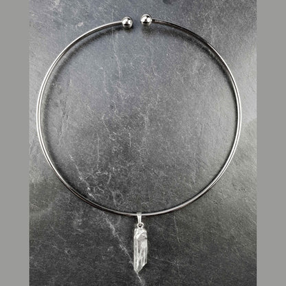 Edelstenen choker ketting met bergkristal liggend op leisteen | Icicle Spang Silver