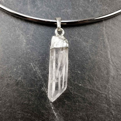 Detail van edelstenen choker ketting met bergkristal liggend op leisteen | Icicle Spang Silver
