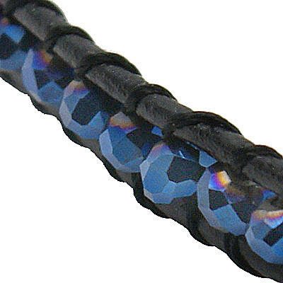 Detail van blauw kristallen wikkelarmband met leer en parelmoer | Double Wrap Blue Crystal