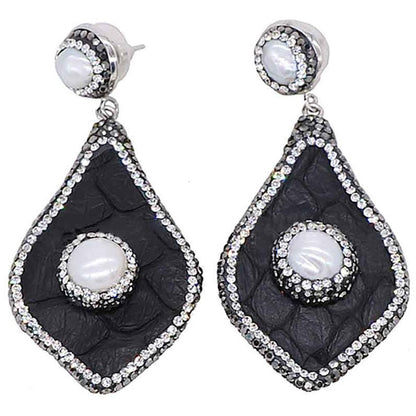 Grote zoetwater parel oorbellen met witte parel en stras steentjes | Bright Pearl Big Black Snake Leather