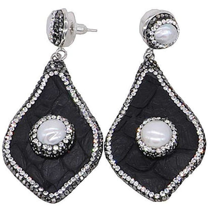 Grote zoetwater parel oorbellen met witte parel en stras steentjes, zijaanzicht | Bright Pearl Big Black Snake Leather