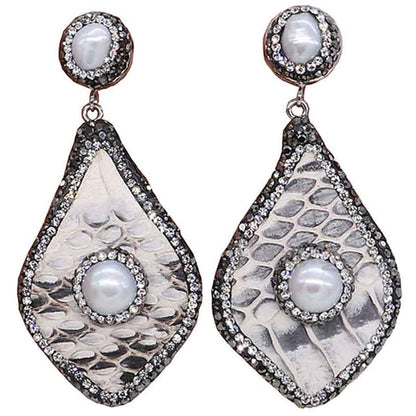 Grote zoetwater parel oorbellen met witte parel en stras steentjes | Bright Pearl Big Snake Leather