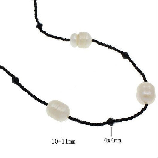 Detail van lange zoetwater parelketting met witte parels en zwarte glaskraaltjes met maat indicatie | White Pearl Sweater